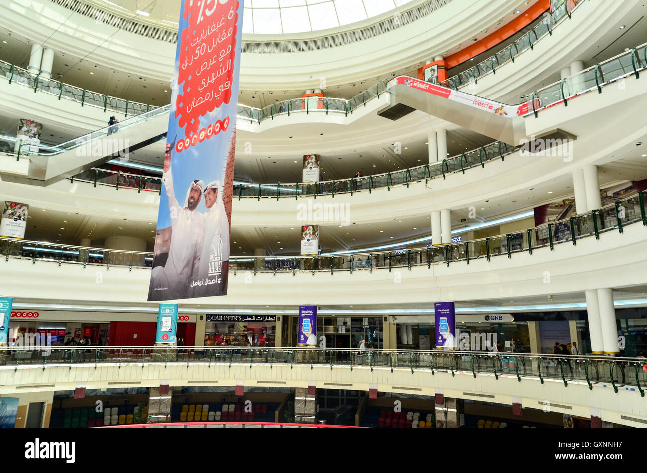 Annuncio Ooredoo nel mezzo del Doha City Center, un grande centro commerciale in Qatar Foto Stock
