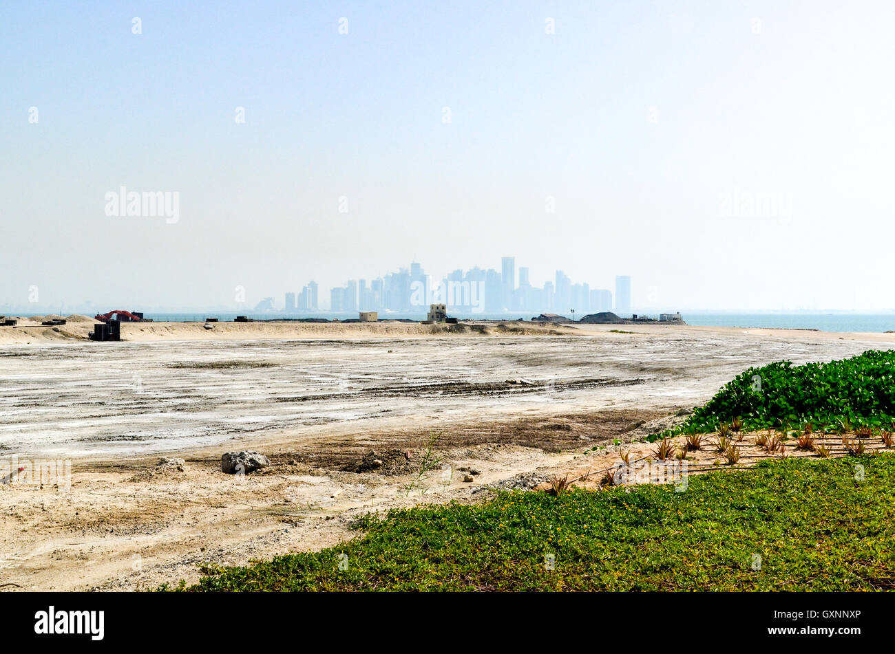 Costruzione di isola artificiale il Pearl-Qatar con West Bay il quartiere finanziario in background Foto Stock