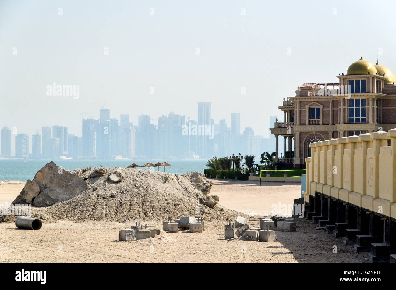 Costruzione di isola artificiale e nuove ville sul Pearl-Qatar con West Bay il quartiere finanziario in background Foto Stock