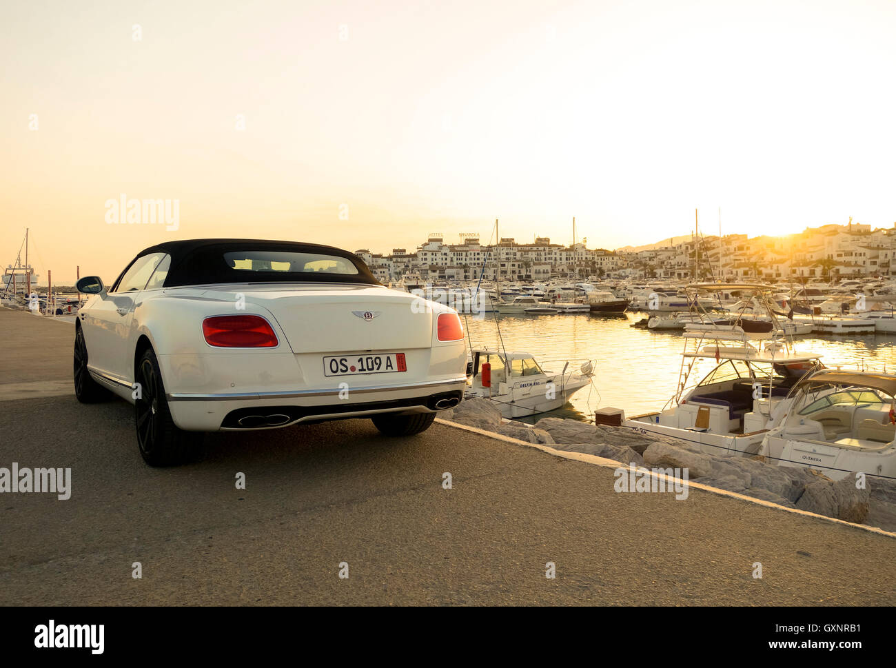 Auto di lusso, Bentley Continental parcheggiata a Marina di Puerto Banus, Marbella, Andalusia, Spagna. Foto Stock