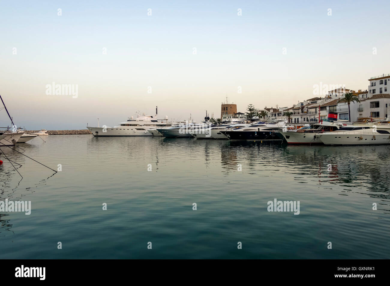 Yacht di lusso, nella marina di Puerto Banus al tramonto, Marbella Costa del Sol, Spagna Foto Stock