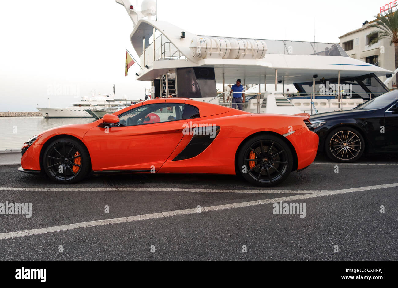 Mclaren mp4 parcheggiato in un lussuoso porto turistico di Puerto Banus a Marbella, Spagna. Foto Stock
