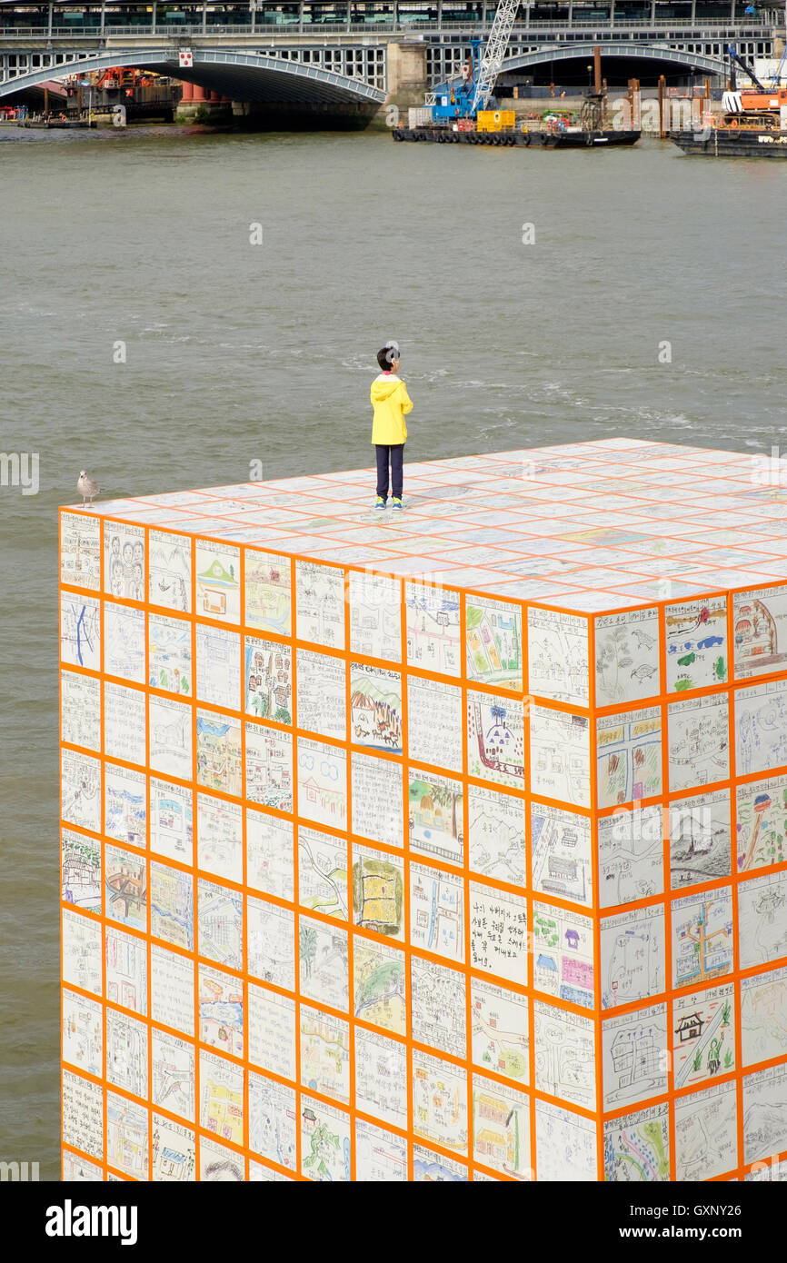 Sogni galleggianti da Ik-Joong Kang, flottante installazione scultorea arte sul Fiume Tamigi nella città di Londra Foto Stock
