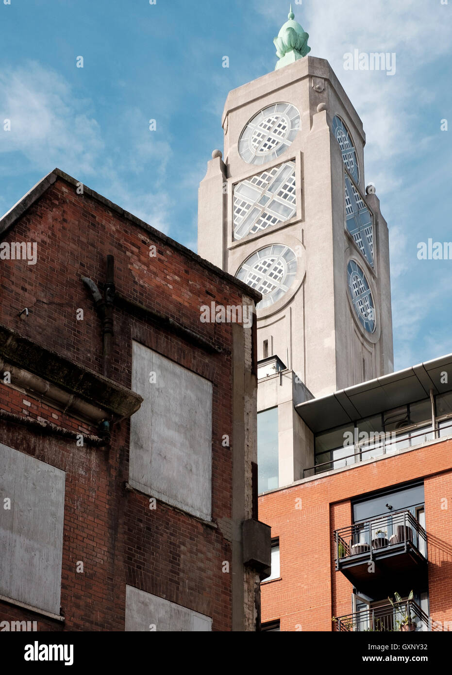 Londra - 12 Settembre 2016: l'architettura dell'oxo Tower su London South Bank contrasta con il vecchio edificio. Foto Stock