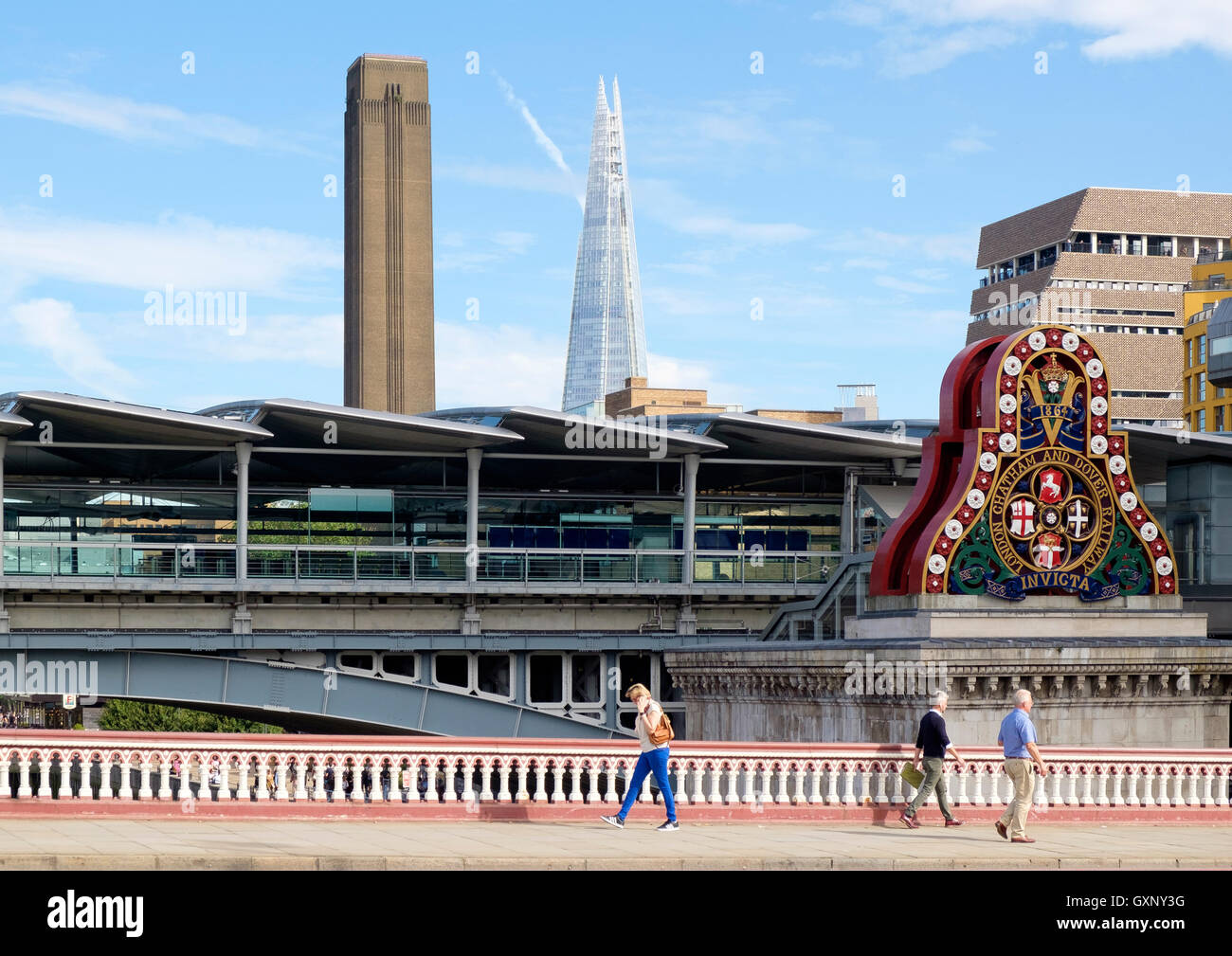 Blackfriars road e ponti ferroviari, Londra. La raffinata decorazione è sul primo Blackfriars rail bridge che una volta eseguito il Foto Stock