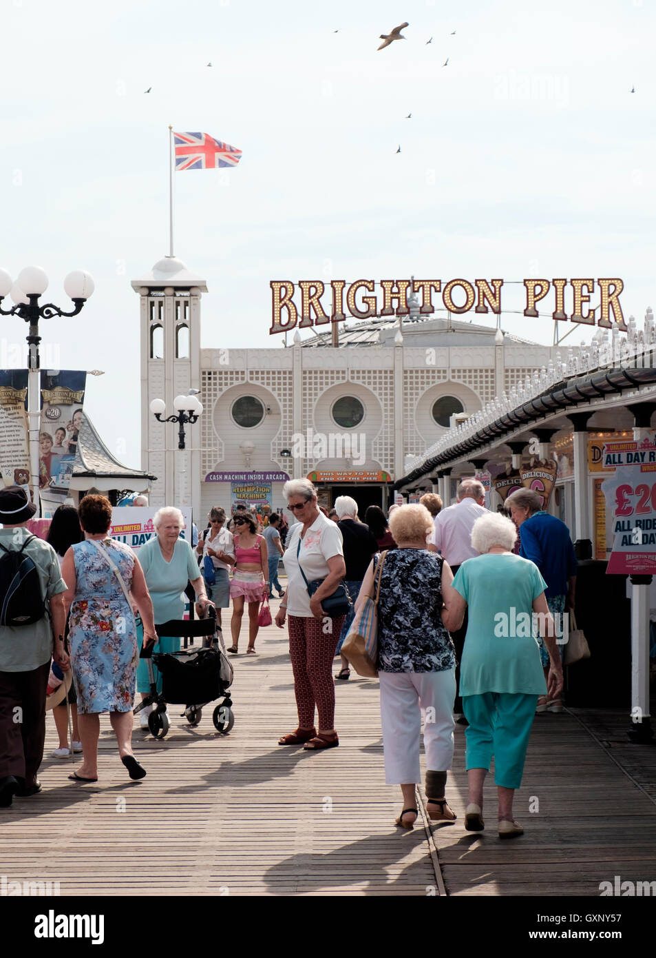 Il Brighton Pier, Regno Unito - 13 Settembre 2016: i cittadini anziani sul molo di Brighton Foto Stock