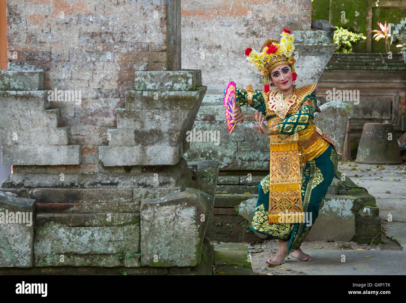 Ballerino di danza balinese in posa per la fotocamera Foto Stock