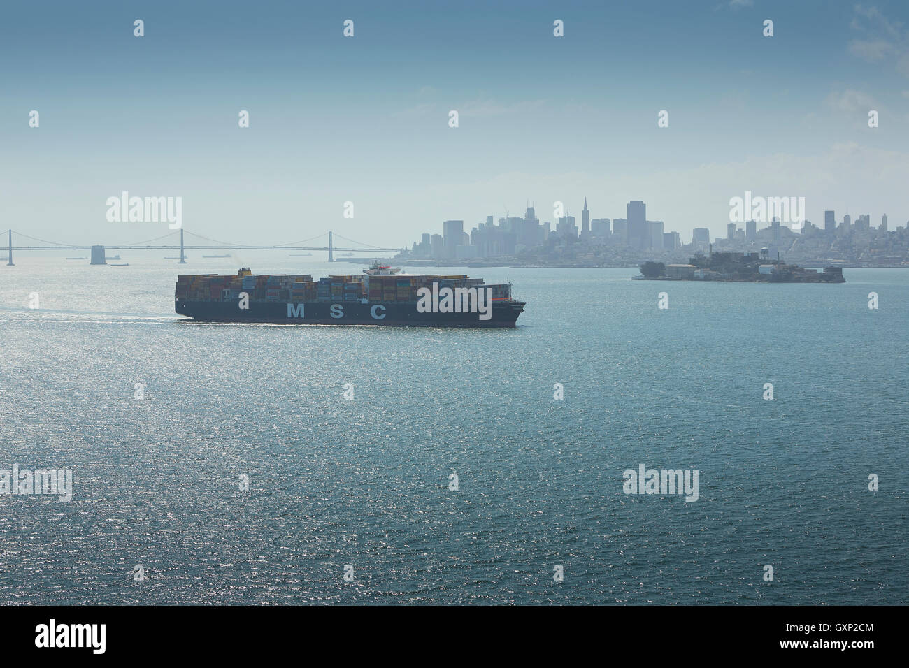 La Mediterranean Shipping Company di portacontainer, MSC Ariane, lasciando la Baia di San Francisco per l'Oceano Pacifico. Foto Stock