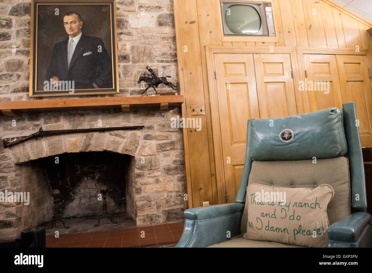 Lyndon B. Johnsons ufficiale ritratto presidenziale è appeso sopra il camino vicino al suo elicottero vinile sedia della scrivania in camera di ponente ufficio presso la LBJ Ranch Giugno 16, 2016 vicino a Stonewall, Texas. LBJ è nato, vissuto, morì e fu sepolto in questa casa, noto anche come il Texas White House, che ora è un National Historic Park. Foto Stock