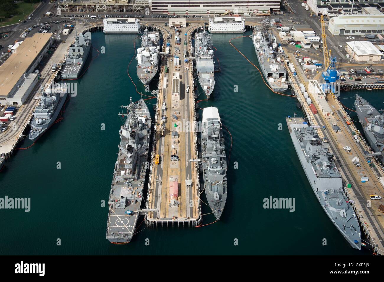 Una veduta aerea di USN le navi ormeggiate in corrispondenza della giunzione base Pearl Harbor-HIckam Luglio 6, 2016 vicino a Honolulu, Hawaii in preparazione per il bordo del pacifico esercizio. RIMPAC esercizi sono detenute dal 30 giugno 2016 al 4 agosto 2016 nell'Oceano Pacifico. Foto Stock