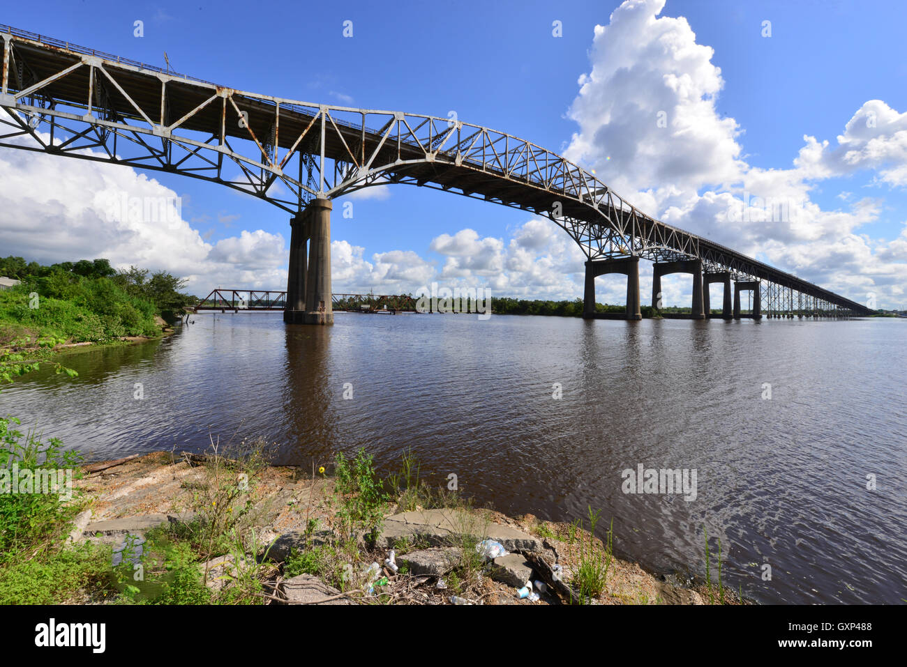 Un acciaio span ponte stradale andando oltre il lago di Charles in Louisiana. Foto Stock