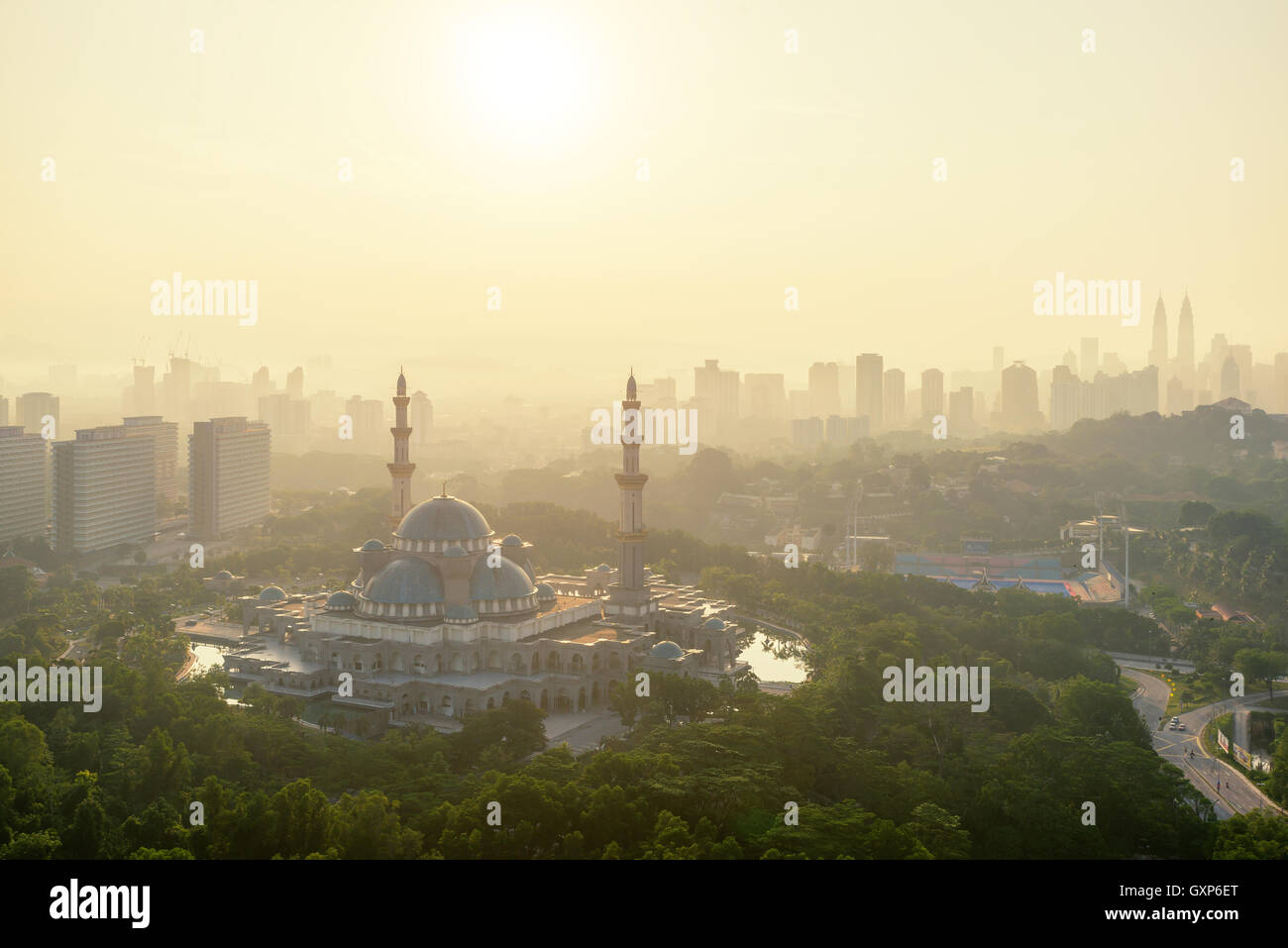 Vista aerea del territorio federale moschea durante il tramonto. Territorio federale moschea è un grande moschea di Kuala Lumpur in Malesia Foto Stock