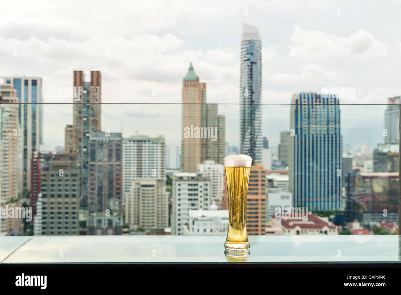 Birra e schiuma di birra sul tavolo in bar sul tetto a Bangkok, in Thailandia. Birra fredda. Foto Stock