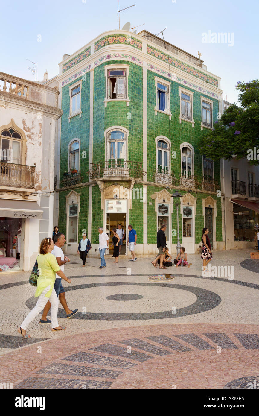 Una tradizionale casa verde piastrellata, Praca de Camoes, Lagos, l'Algarve, Portogallo Foto Stock