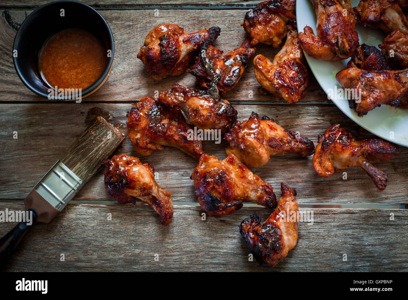Ali di pollo affumicato con salsa barbecue per il bagno di immersione Foto Stock