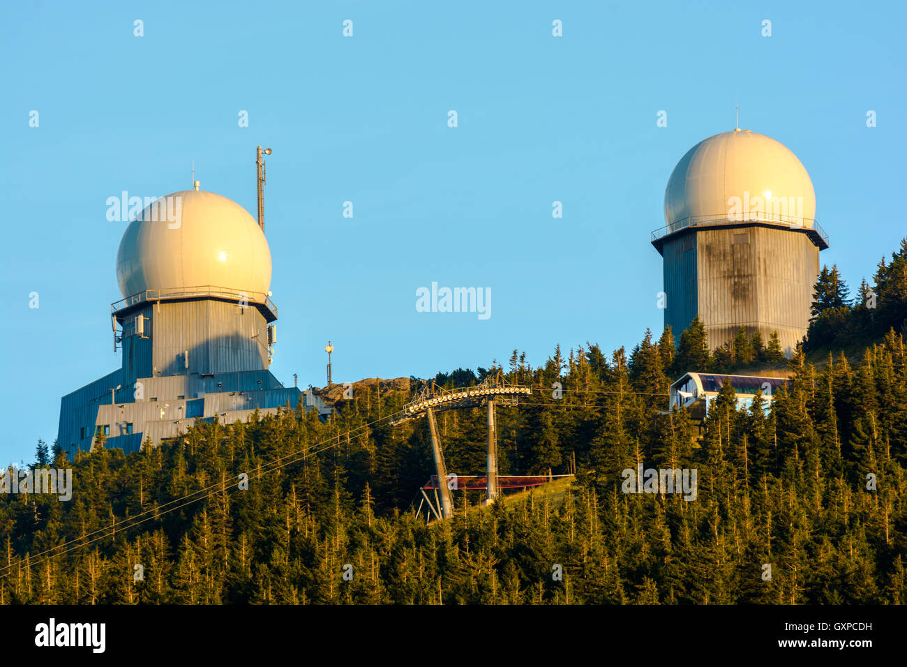 Radiostation e cavo auto su Grosse Arber mount - re della Foresta Bavarese, Germania Foto Stock