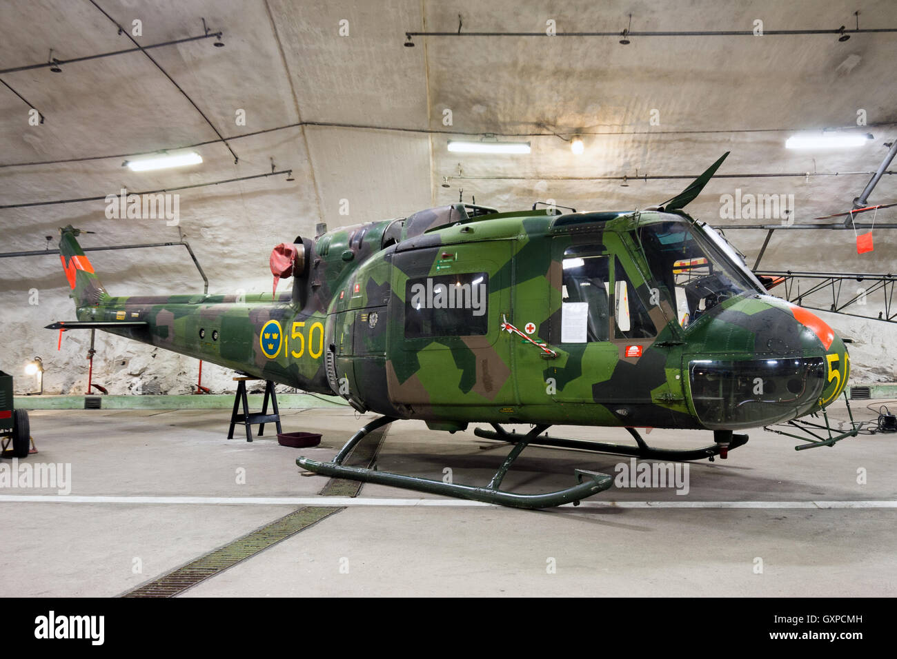 Elicottero UH-1B dell'esercito svedese esposto nel museo dell'aviazione Aeroseum in una vecchia base militare sotterranea vicino a Göteborg. Foto Stock