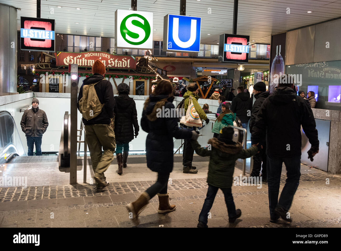 Una trafficata stazione della U-Bahn in Kaufingerstrasse, Monaco di Baviera, Germania. Foto Stock