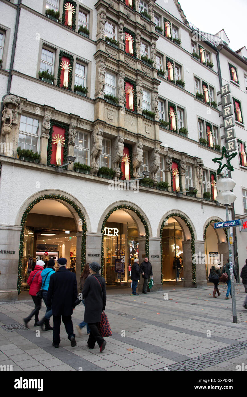 Il grande magazzino Hirmer è decorato con decorazioni natalizie in Kaufingerstrasse, la via dello shopping più costosa di Monaco Foto Stock