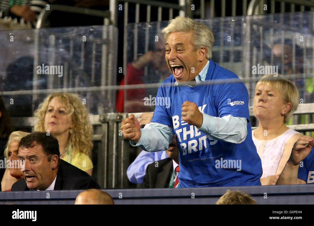 MP John Bercow, lo Speaker della House of Commons, mostra il supporto per la Gran Bretagna durante il giorno uno di Coppa Davis a Emirates Arena, Glasgow. Foto Stock