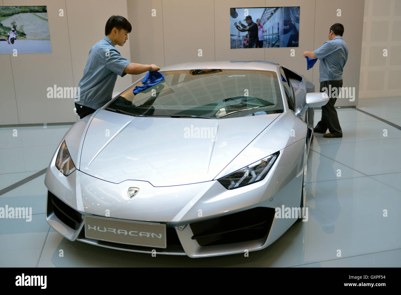 Uomo cinese pulisce una Lamborghini a uno showroom in AUDI la Cina a Pechino in Cina. 05-set-2016 Foto Stock