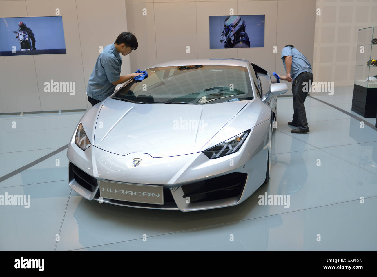 Uomo cinese pulisce una Lamborghini a uno showroom in AUDI la Cina a Pechino in Cina. 05-set-2016 Foto Stock