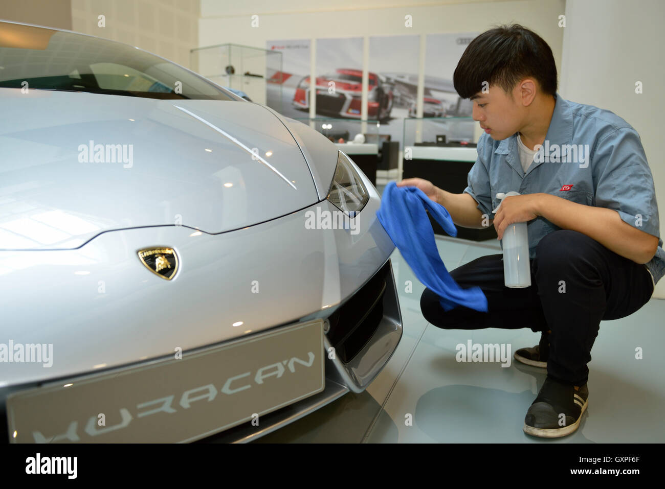 Uomo cinese pulisce una Lamborghini a uno showroom in AUDI la Cina a Pechino in Cina. 05-set-2016 Foto Stock