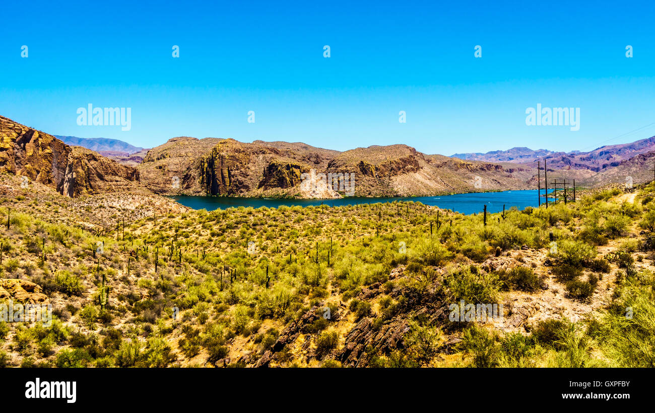 Canyon Lake e il paesaggio del deserto di Tonto National Forest lungo il sentiero di Apache in Arizona, Stati Uniti d'America Foto Stock