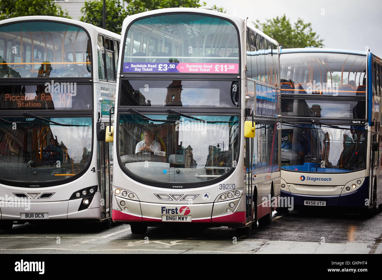 Il primo autobus Oxford road Manchester Queue Trasporti Trasporti transporter trasportati in viaggio ottenendo circa da su andando c Foto Stock