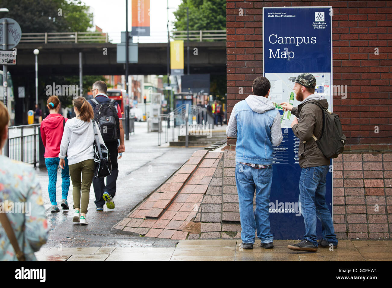 MMU mappa Campus università di strada Manchester Metropolitan University ha incontrato guardando la mappa destinazione perso cercando di trovare studen Foto Stock