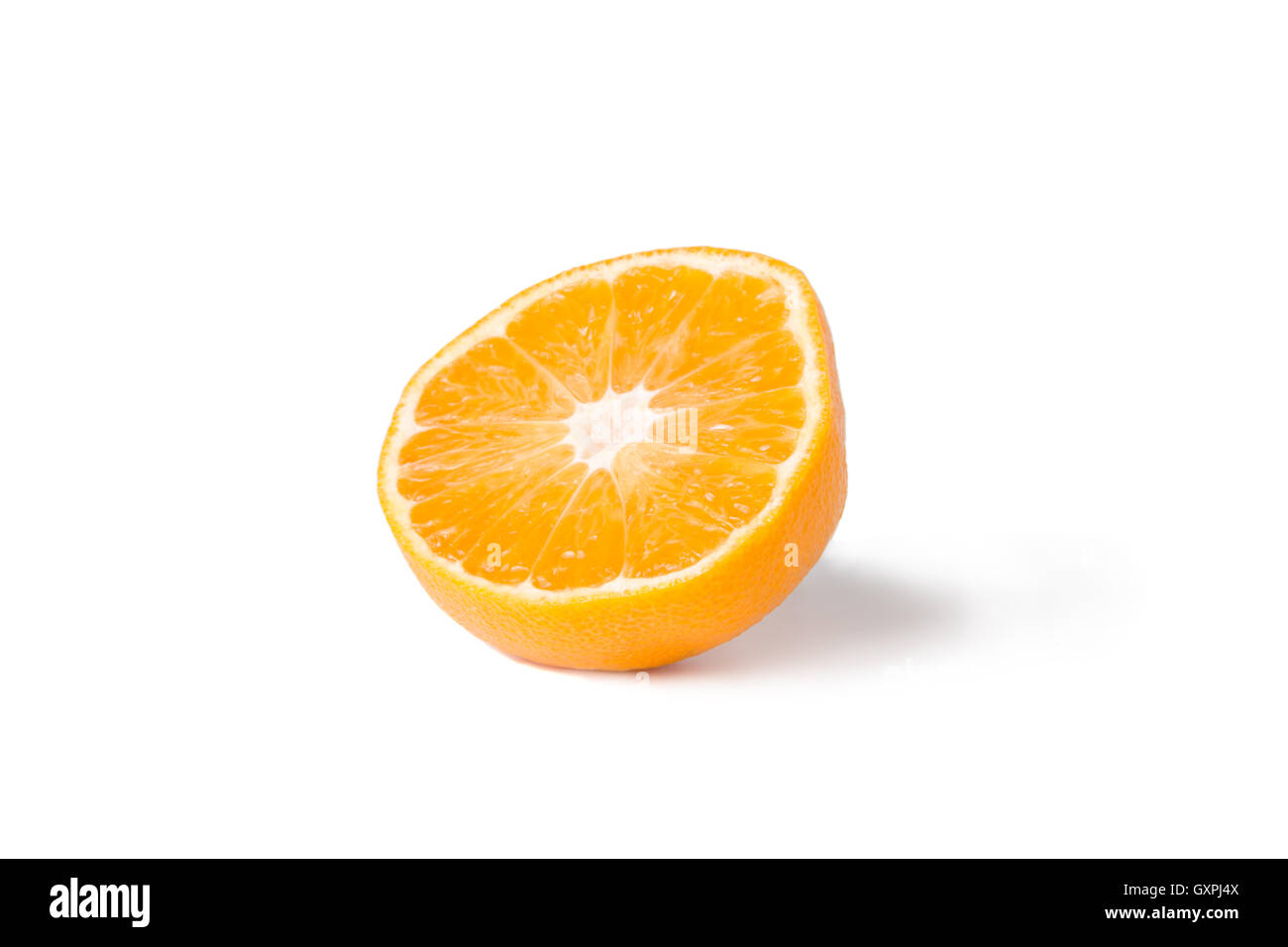 Un arancio tagliate a metà su sfondo bianco Foto Stock