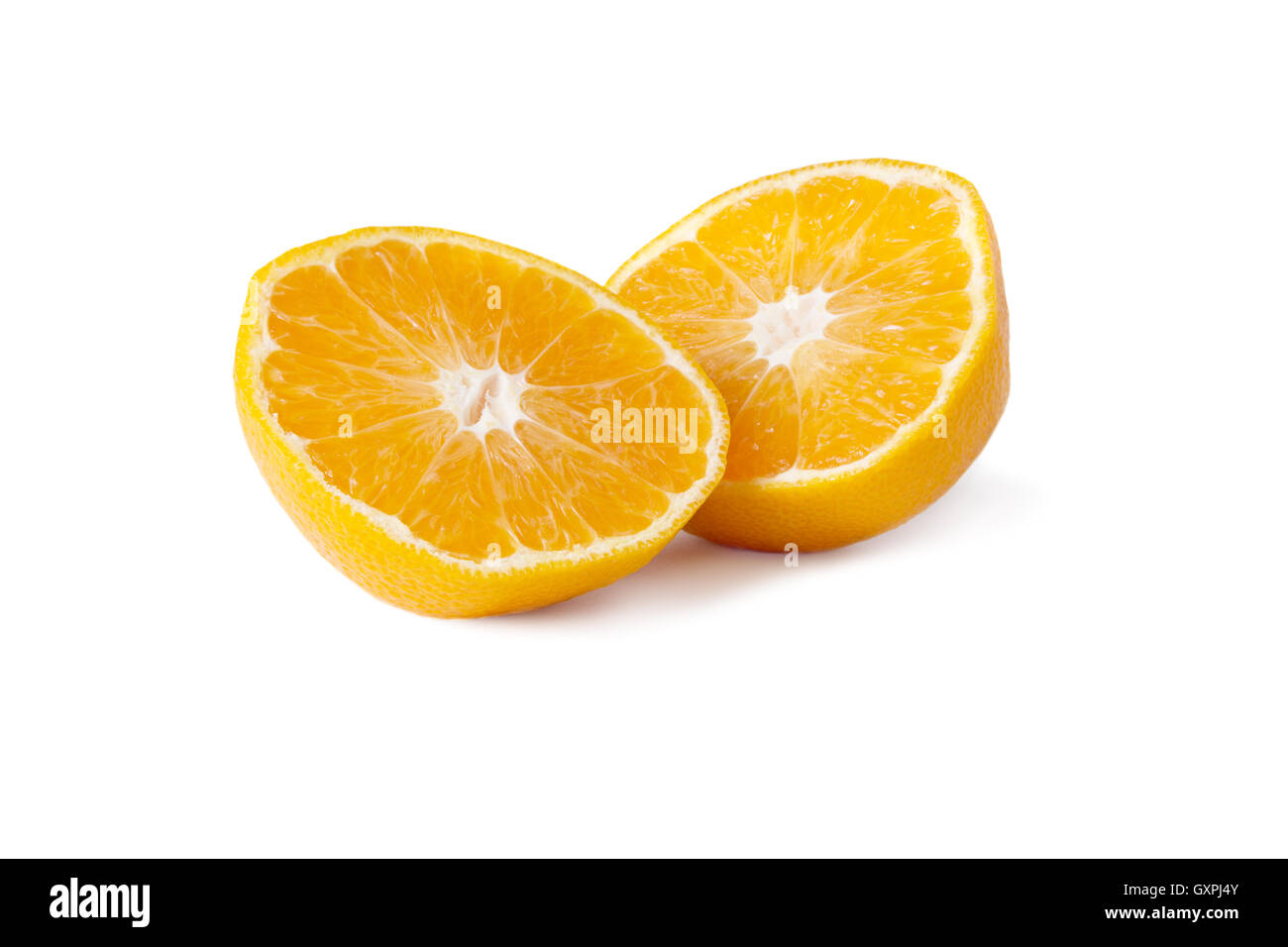 Un arancio tagliate a metà su sfondo bianco Foto Stock