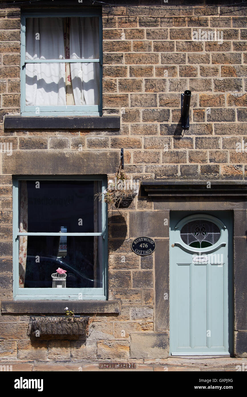 Terrazza della casa fino a due a due in basso nella finestra ad anta tradizionale di pietra casa a schiera nord Inghilterra periodo Stockbridge Sheffield South Foto Stock