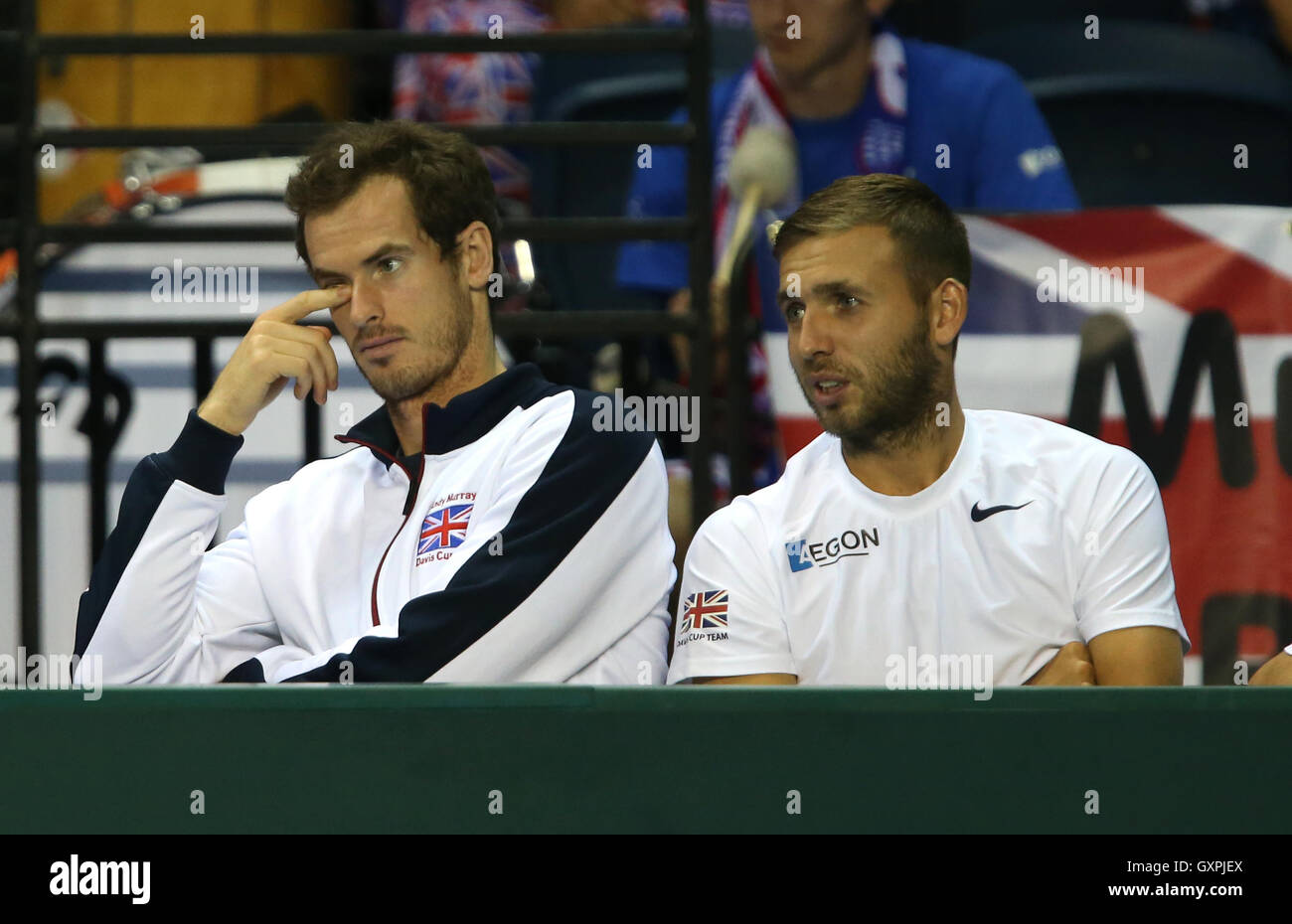 La Gran Bretagna di Andy Murray (sinistra), Dan Evans guarda Kyle Edmund durante il giorno uno di Coppa Davis a Emirates Arena, Glasgow. Foto Stock