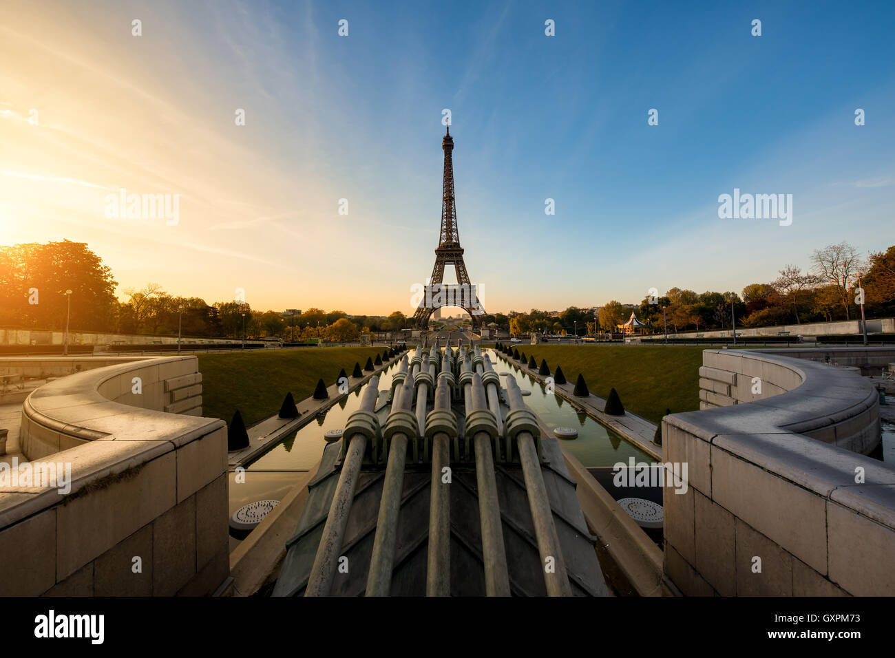 Sunrise in Torre Eiffel a Parigi, Francia. La Torre Eiffel è famoso luogo a Parigi, Francia. Foto Stock