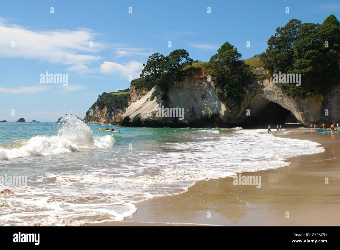 Surf sull'oceano sulla spiaggia di sabbia di Cathedral Cove Foto Stock