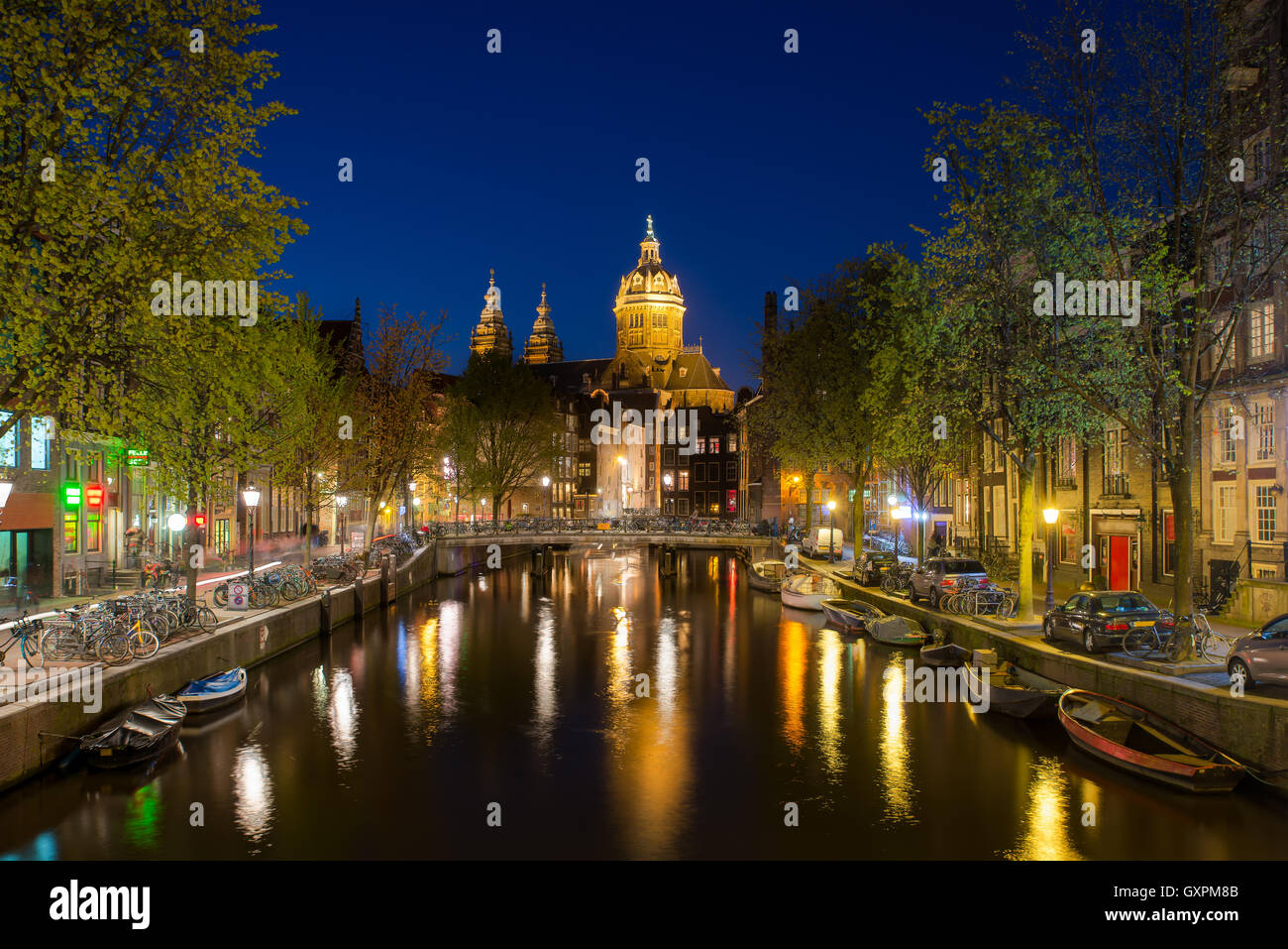 St.Nicolas Church e canali di notte a Amsterdam, Paesi Bassi. La vita notturna di Amsterdam, Paesi Bassi. Foto Stock