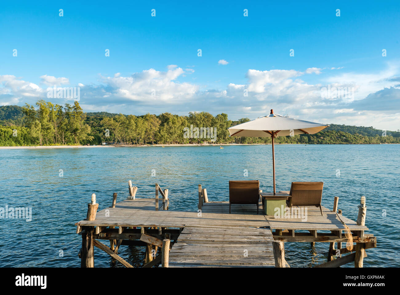 Estate, Viaggi, vacanze e concetto di vacanza - resort sulla spiaggia con sedie a sdraio e ombrelloni in Phuket ,Thailandia Foto Stock