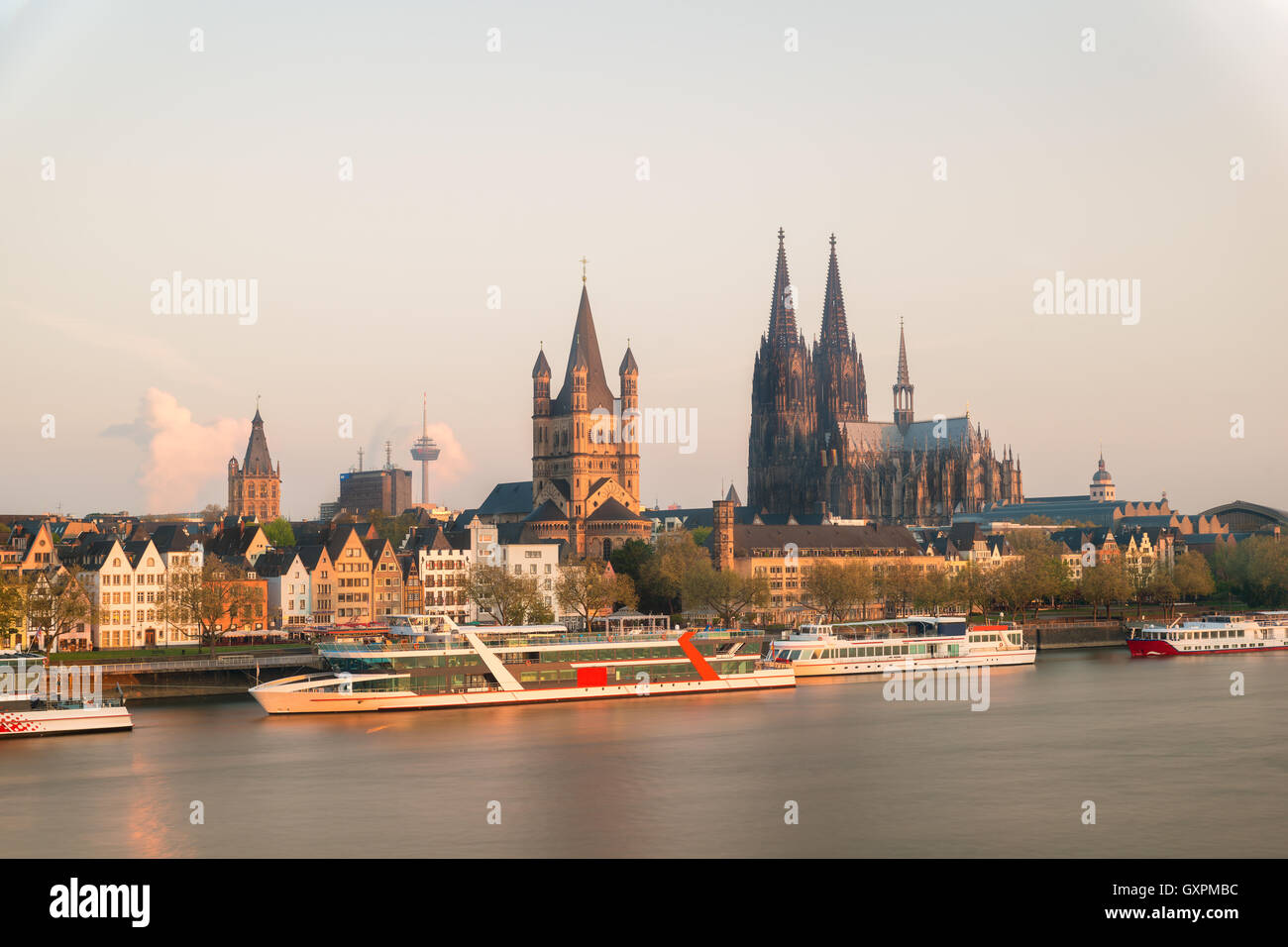 Vista aerea Colonia oltre il fiume Reno con la nave di crociera in mattinata a Colonia, Germania. Foto Stock