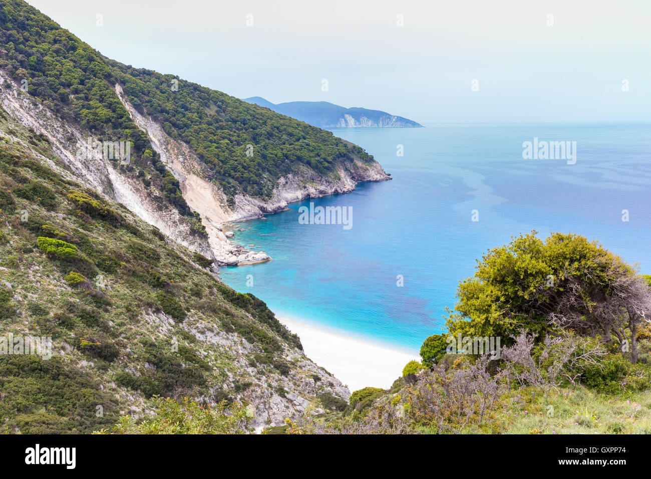 Montagne e il mare lungo la costa in Grecia KEFALONIA Foto Stock
