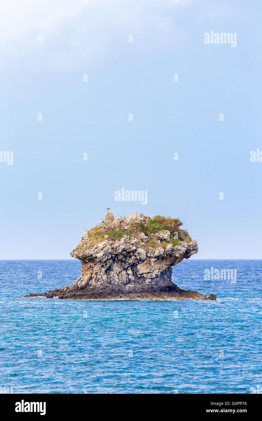 Uno straordinario rock passando dal livello del mare come un isola rocciosa Foto Stock