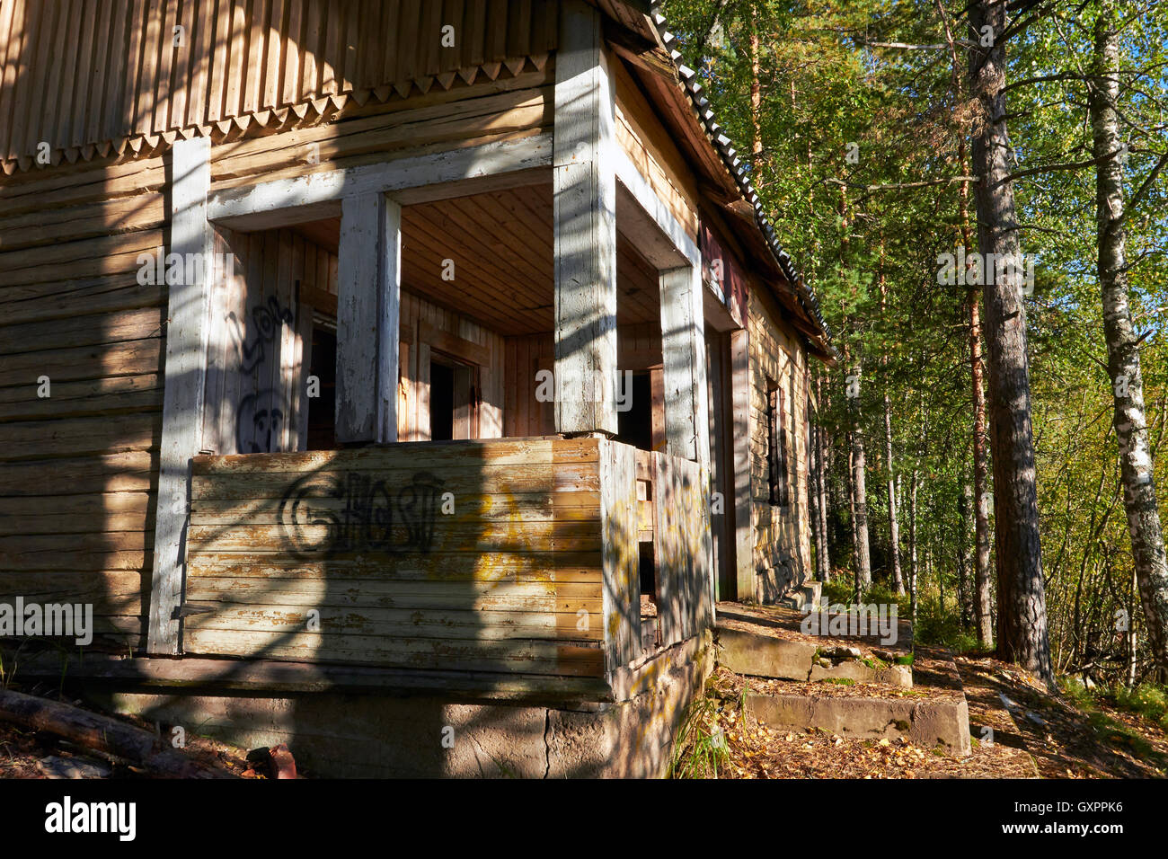 Abbandonato casa log in foresta, Finlandia Foto Stock