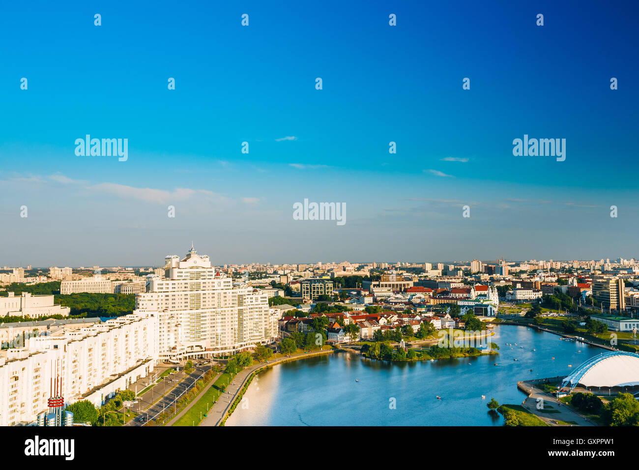 Vista panoramica, Cityscape di Minsk, Bielorussia. Durante la stagione estiva, l'orario del tramonto. Distretto Nyamiha Foto Stock