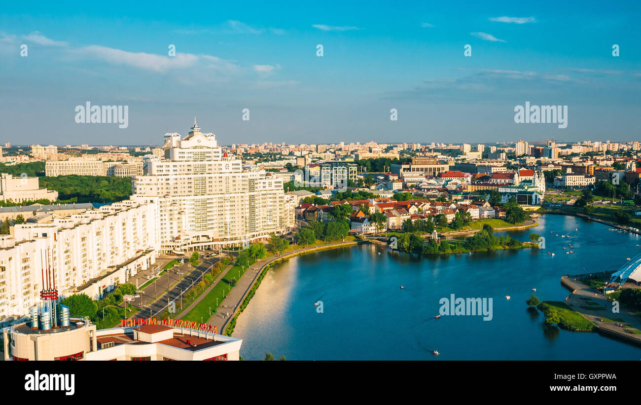 Minsk, Bielorussia - Giugno 2, 2015: panoramica vista aerea, cityscape di Minsk, Bielorussia. Durante la stagione estiva, l'orario del tramonto. Distretto Nemiga Foto Stock