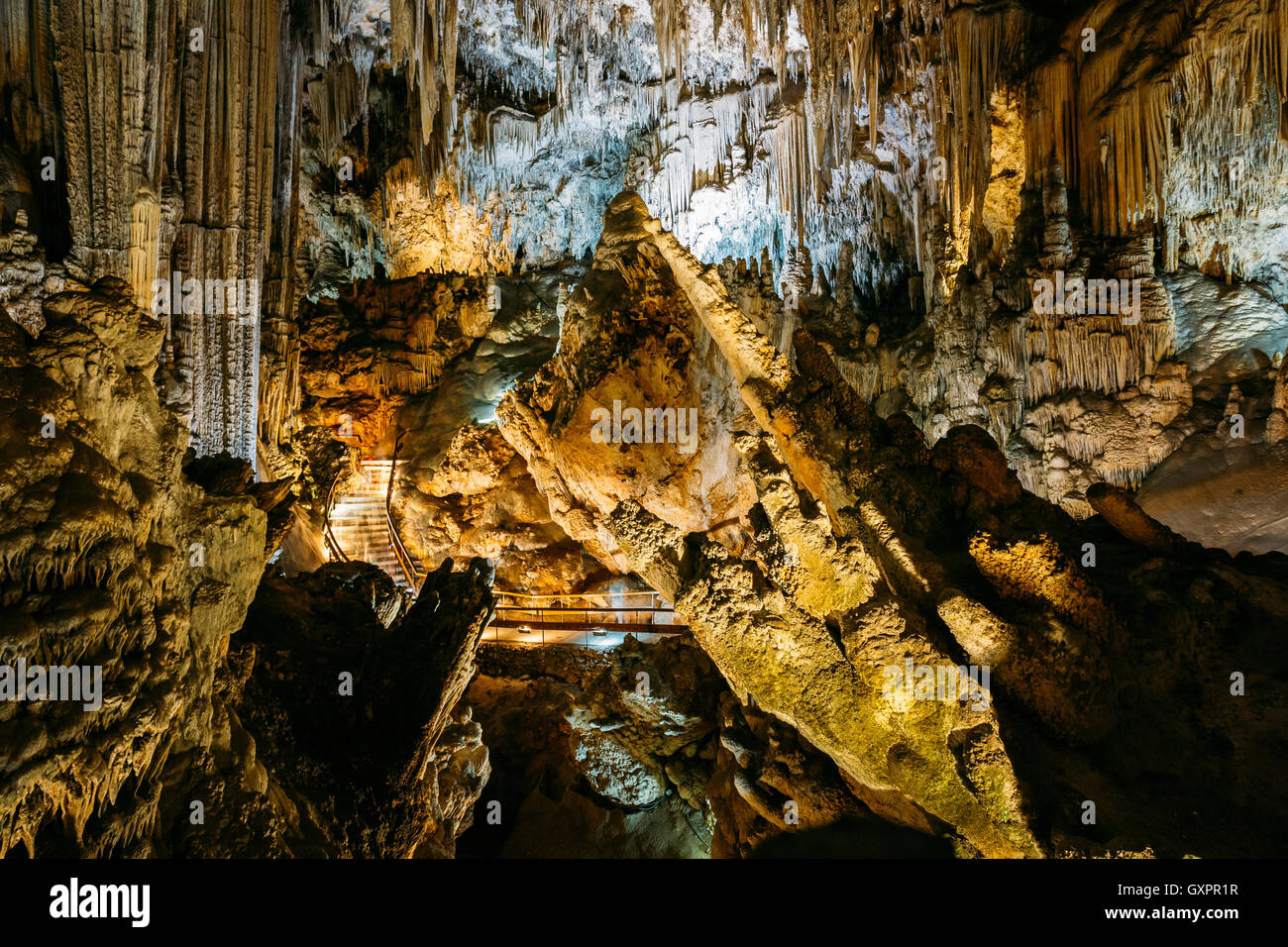 Nerja, Spagna - 20 Giugno 2015: stalattiti e stalagmiti nelle famose grotte di Nerja, a Nerja, provincia di Malaga, Andalusia, Spagna Foto Stock