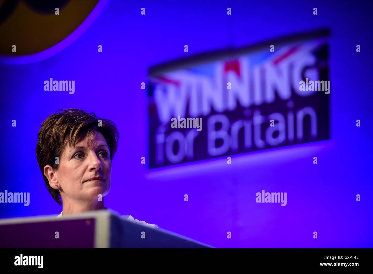 Il Ukip leader Diane James ascolta Douglas Carswell parlare alla conferenza UKIP a Bournemouth. Foto Stock