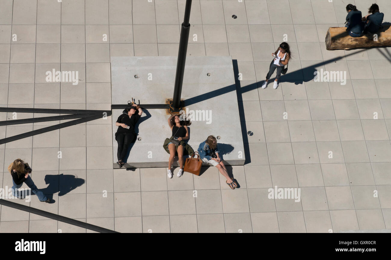 Le persone aventi un po' di sole al Whitney Museum of American Art, Manhattan Foto Stock