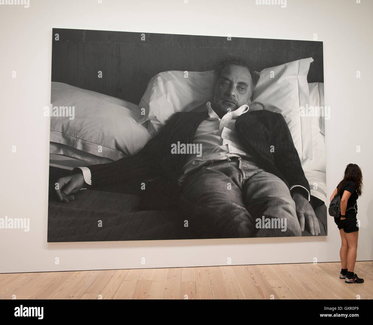 Donna guardando una parete dimensioni foto al Whitney Museum of American Art Foto Stock