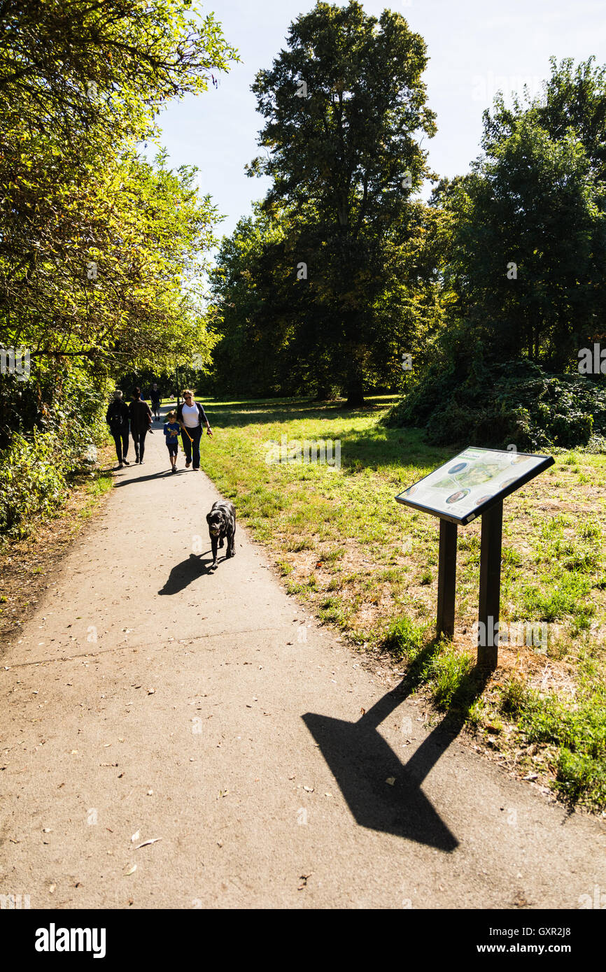 Un padre e figlio a piedi il loro cane sul comune di Barnes, a sud ovest di Londra, Regno Unito Foto Stock