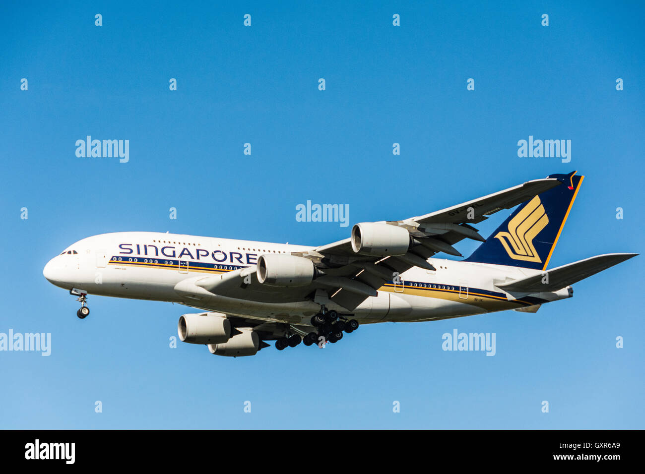 Bassa dei piani di volo in arrivo a terra all'aeroporto di Heathrow di Londra, Regno Unito Foto Stock